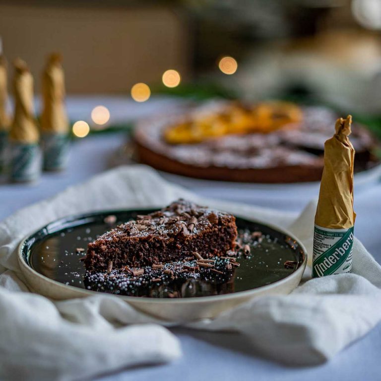 Chocolate gingerbread tart with caramelized Underberg oranges
