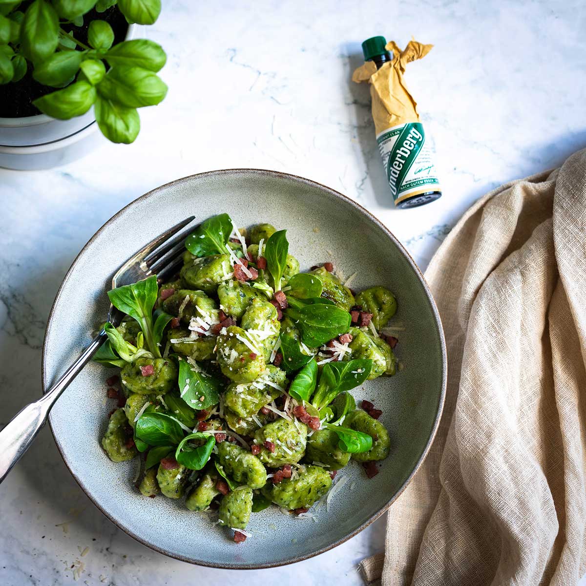 Spinach gnocchi with bacon and lamb's lettuce Underberg em português