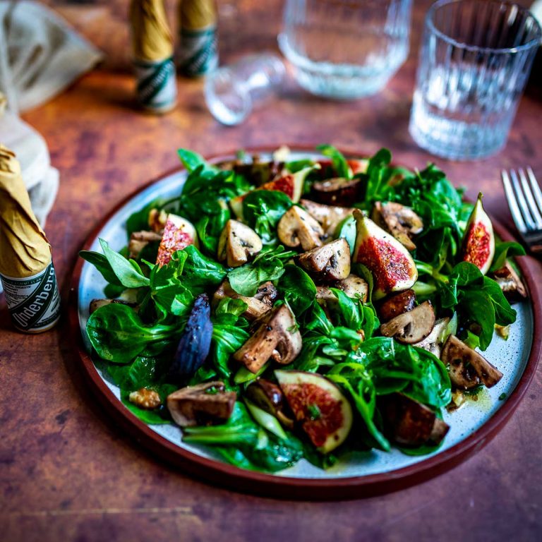 Lamb’s lettuce with mushrooms and figs